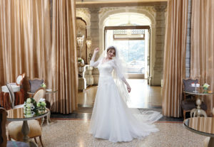Abito in chiffon con corpino in pizzo chantilly 