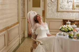 Meraviglioso abito in pizzo francese con maniche alla moda