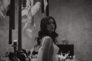 capelli sciolti perfetti per un matrimonio intimo 
