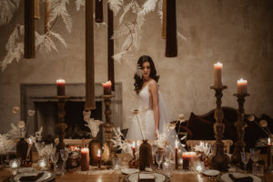 tavolo con candelabri e lunghe nappe